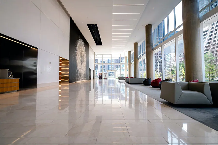 Helles Foyer mit Glasfront und Steinboden, Malerarbeiten für Büros in Düsseldorf