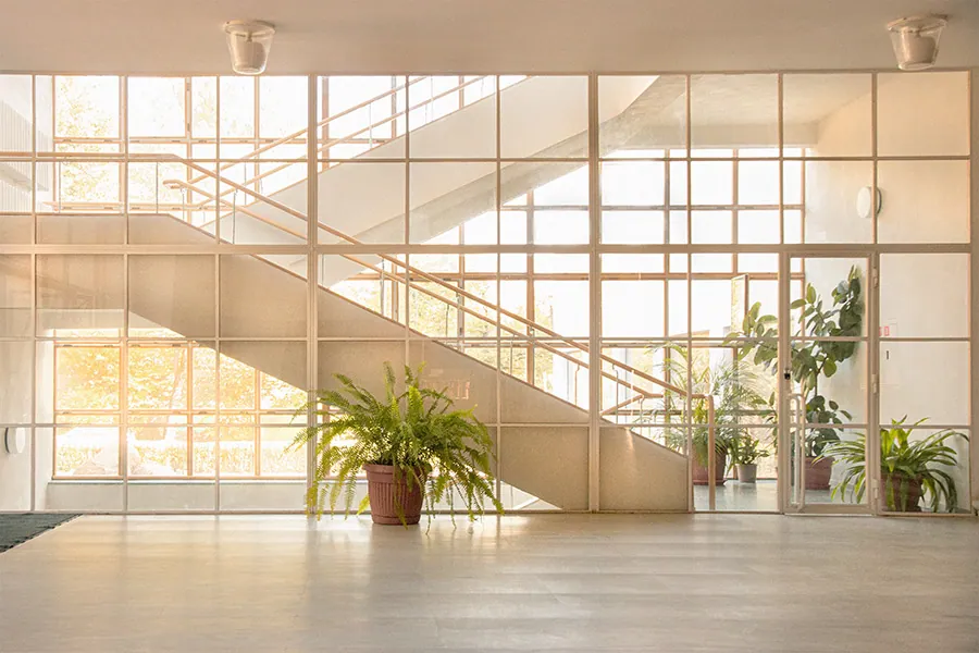 Lichtdurchflutete Halle mit Holzboden und großer Fensterfront, Bodenarbeiten in Dortmund