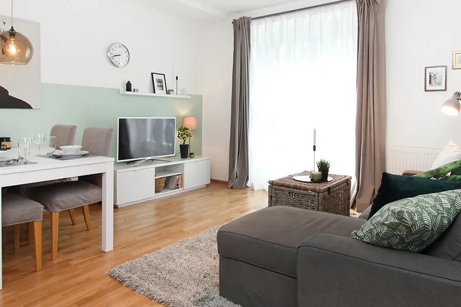 Leergeräumtes Wohnzimmer mit frisch gestrichenen weißen Wänden und Parkett