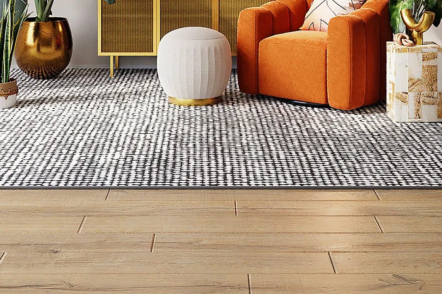 Wohnzimmer mit neuem Holzboden, Teppich und orangefarbenem Sessel