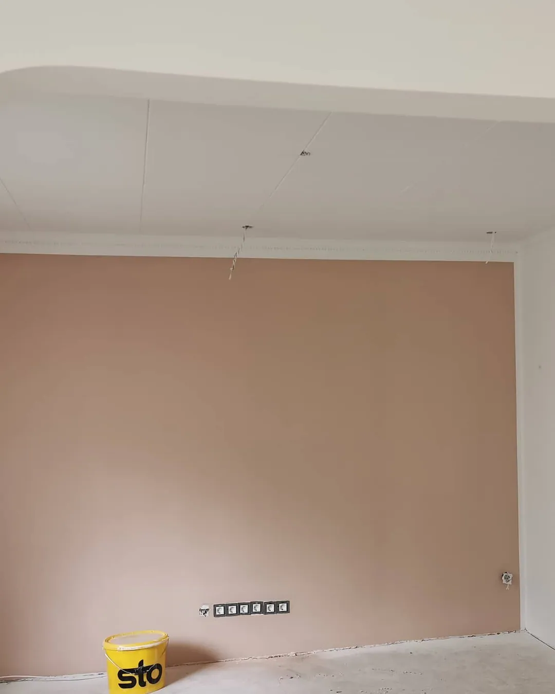 Wand in zartem Roséton mit weißer Decke